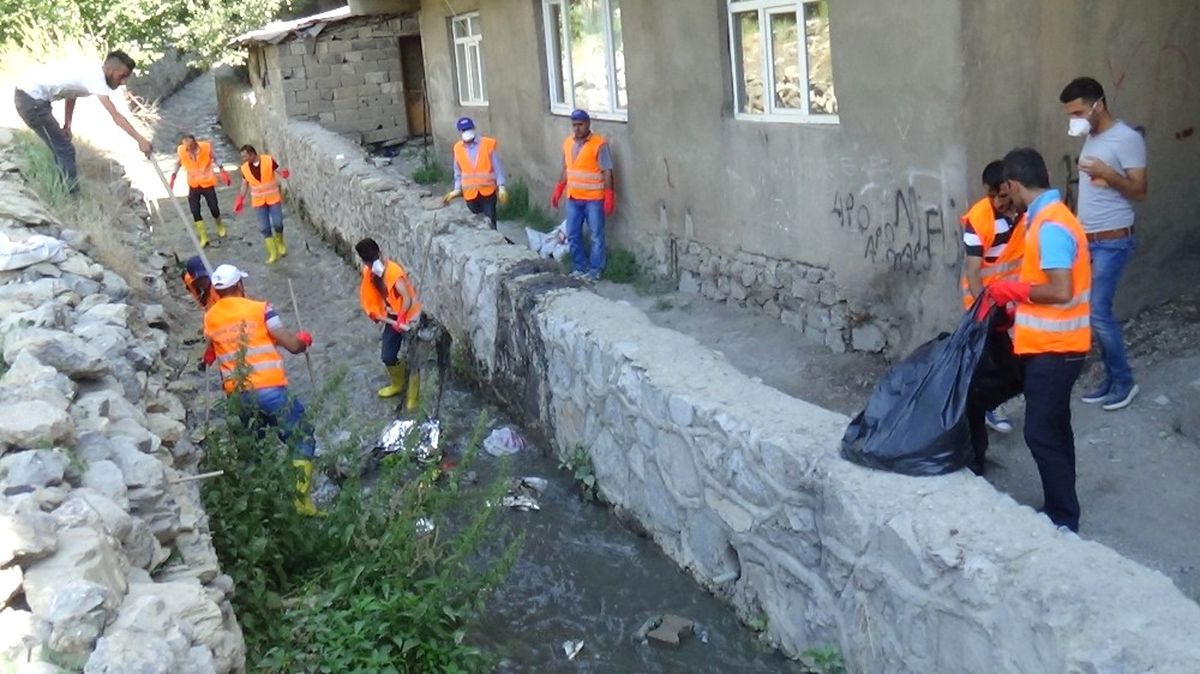 Hakkari\'de Dere Yatakları Temizleniyor