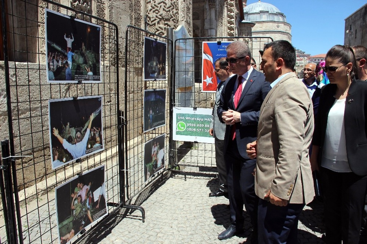 İha\'nın \'15 Temmuz Destanı\' Fotoğraf Sergisi Sivas\'ta Açıldı