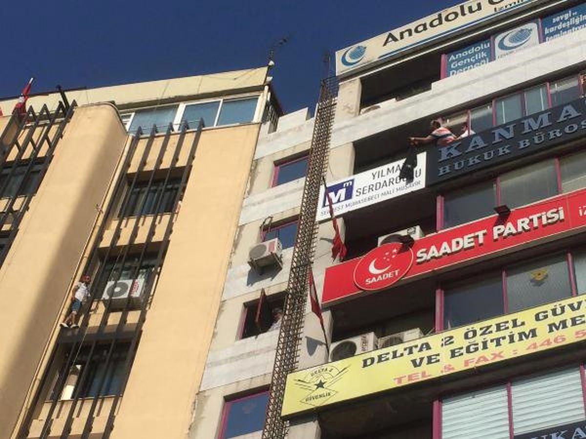İşyeri Mühürlendi Belediye Binasindan Atlamak İstedi