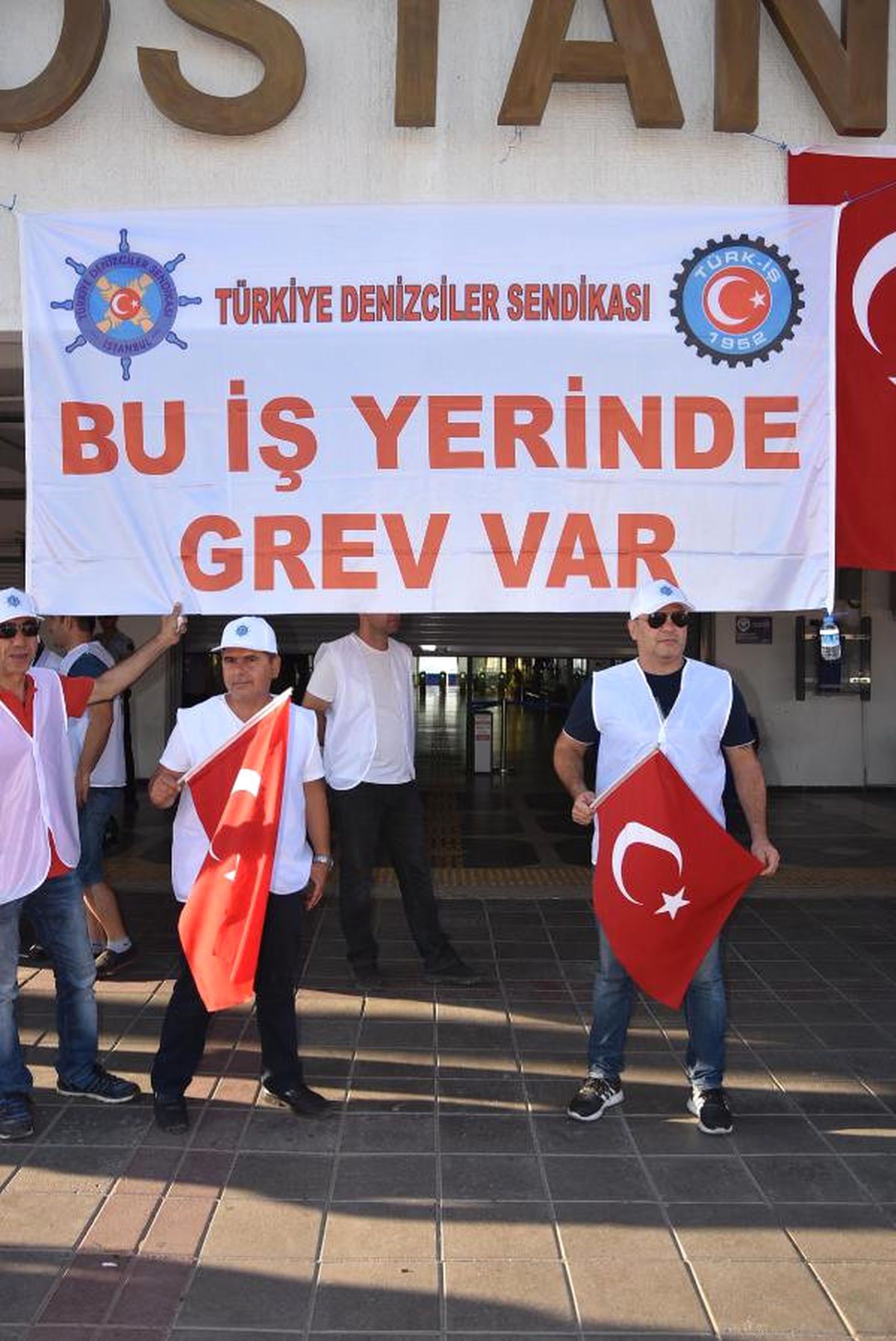 İzmir Körfezi\'nde Grev Sürüyor