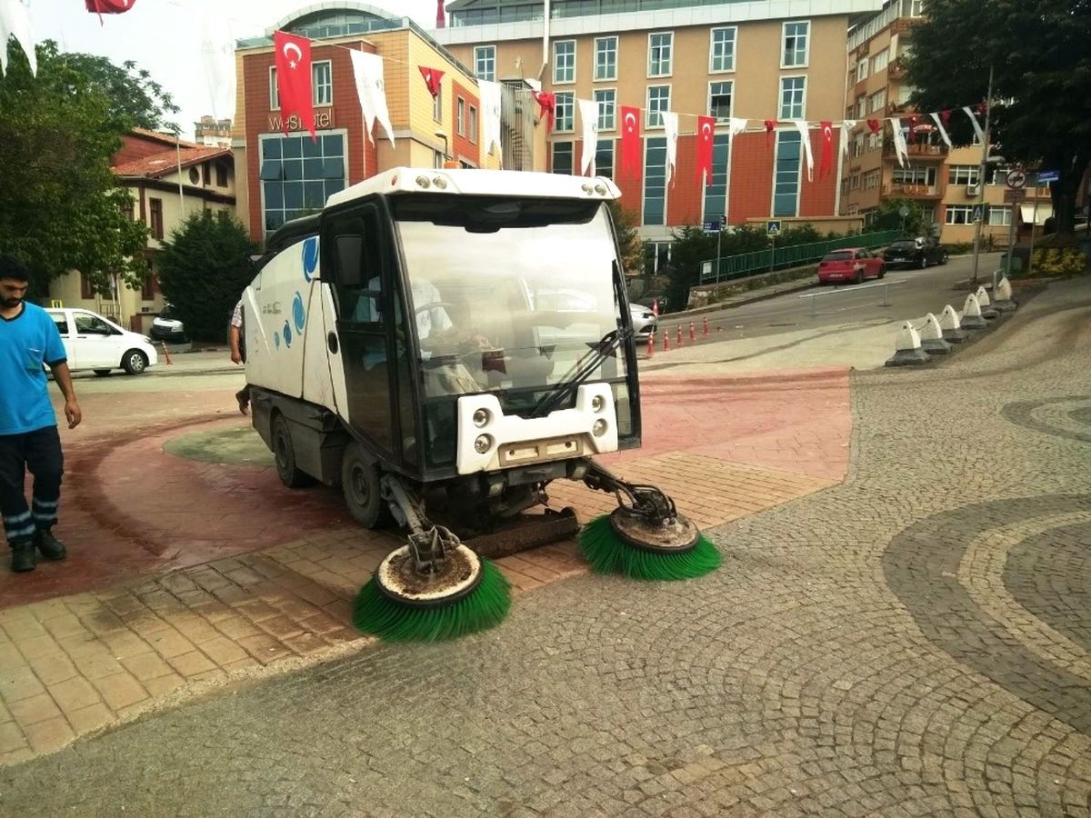 İzmit\'te Günde 450 Kilometre Yol Süpürülüyor