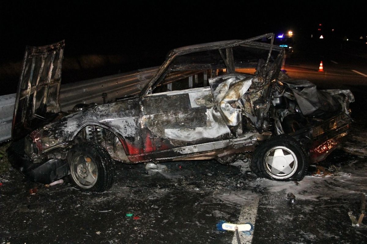 Kastamonu\'da Bariyerlere Çarpan Otomobil Alev Aldı