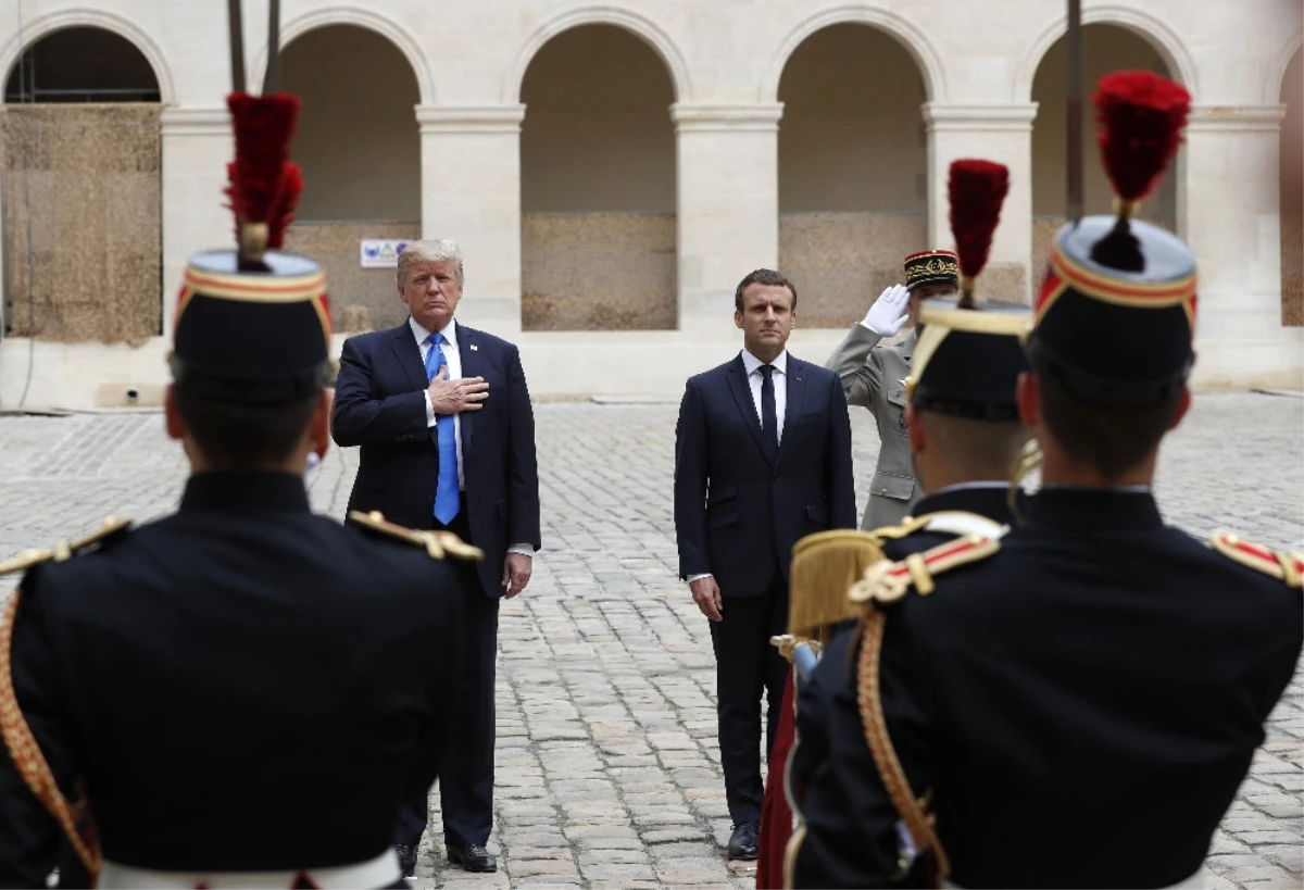 Macron, Trump\'ı Resmi Törenle Karşıladı