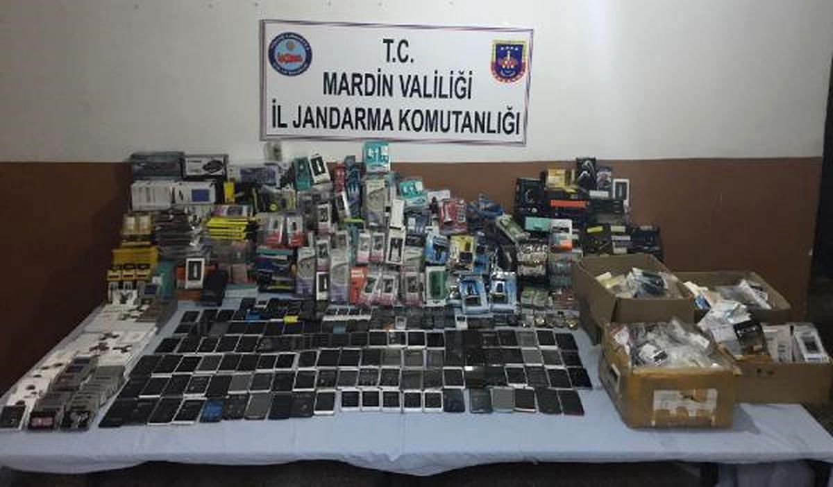 Mardin\'de 140 Kaçak Cep Telefonu Ele Geçirildi