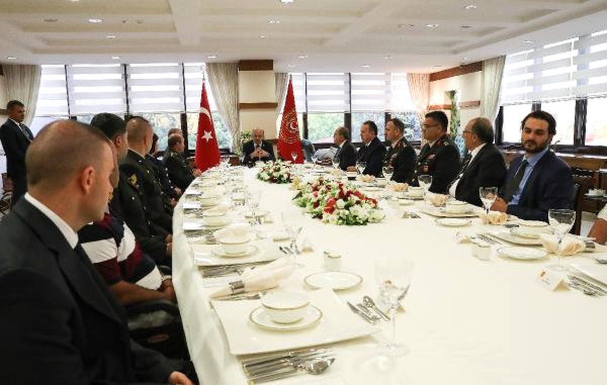 Milli Savunma Bakanı Işık 15 Temmuz\'da Gazi Olan Askerlerle Bir Araya Geldi