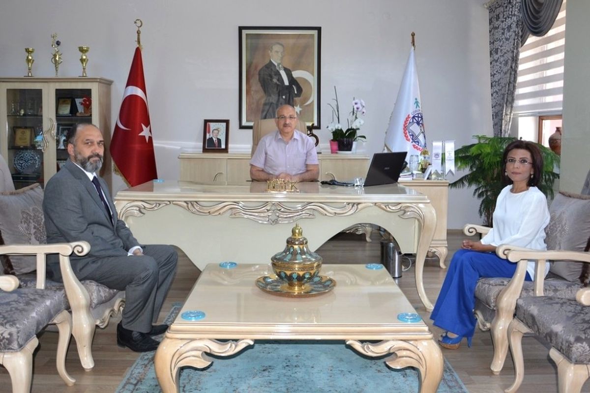 Öğretmen Burhan Esen\'e Ulusal Kalite Etiket Ödülü