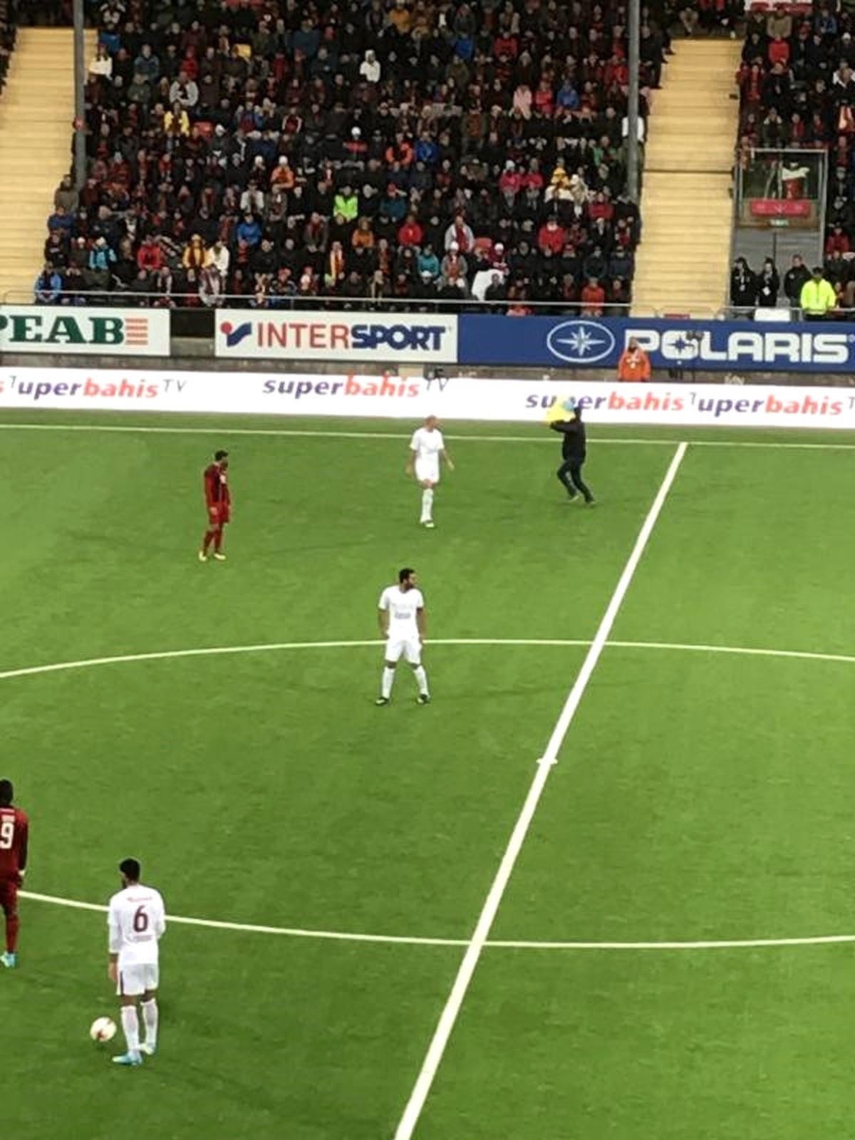 Östersunds - Galatasaray Maçında Sahaya Giren Kişinin Fotoğrafları