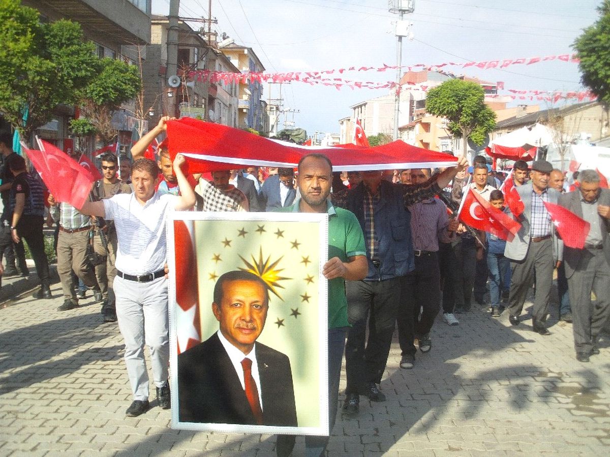 Özalp İlçesinde \'15 Temmuz\' Yürüyüşü