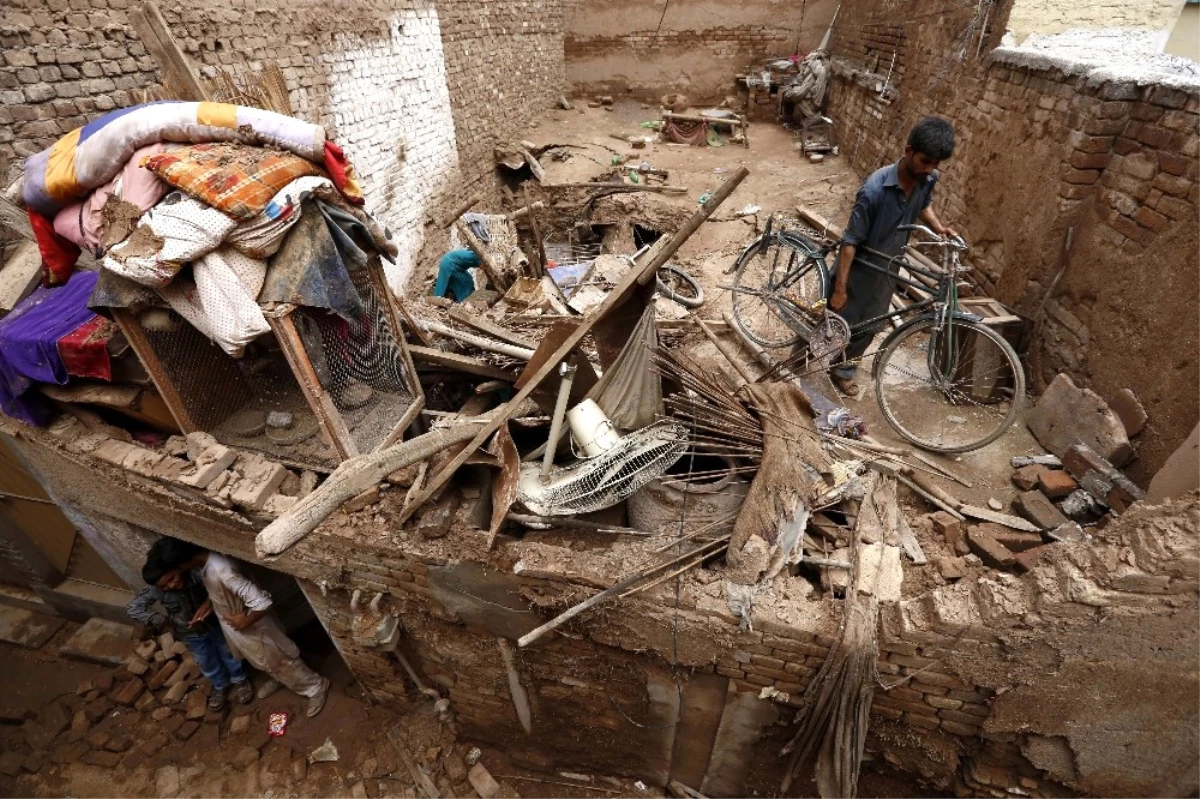 Pakistan\'da Aşırı Yağışlar Sonucu 16 Kişi Öldü 60 Kişi Yaralandı