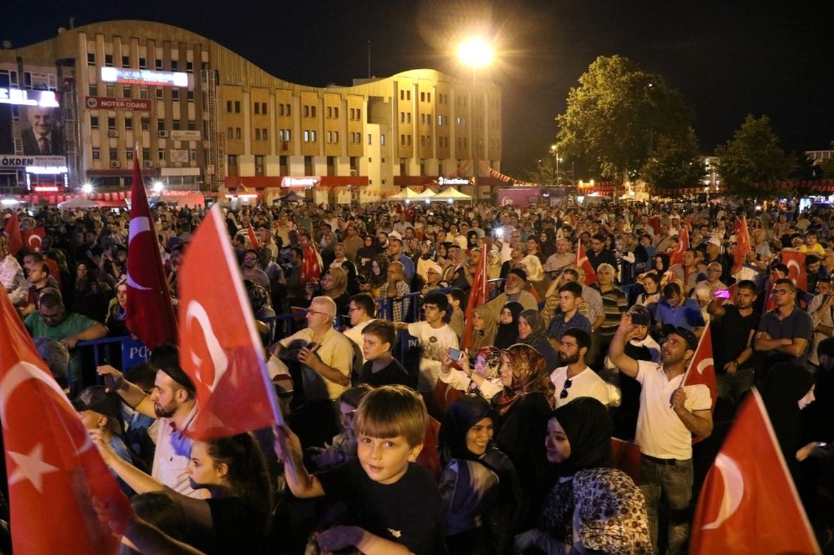 Sakarya\'da \'Demokrasi Nöbeti\' İkinci Gününde Devam Etti