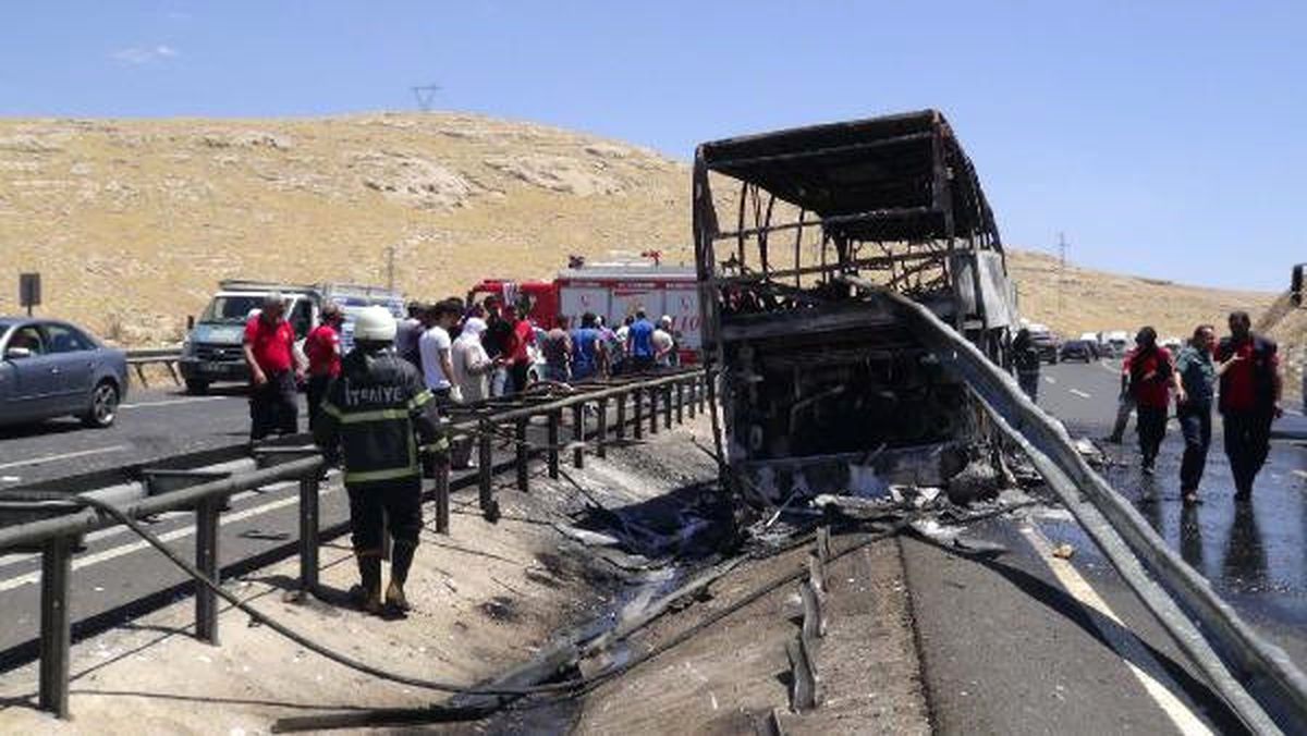 Şanlıurfa\'da Bariyerlere Çarpan Otobüs Yandı: 25 Yaralı - Yeniden