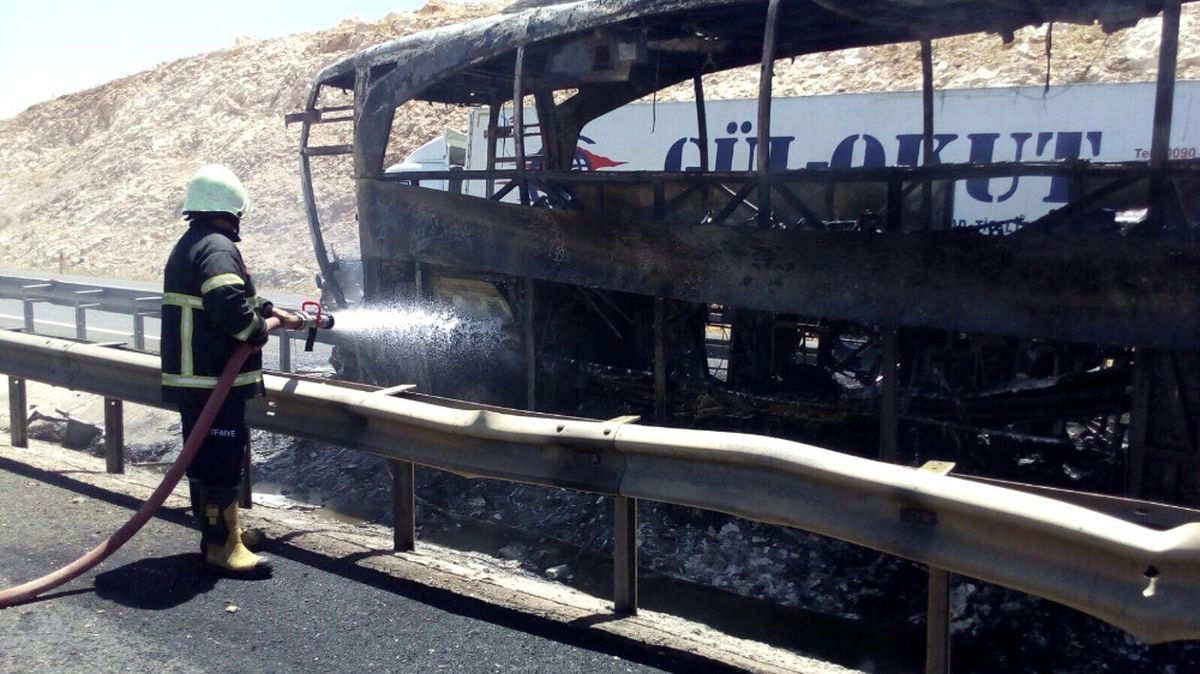Şanlıurfa\'da Yanan Otobüste 22 Kişi Yaralandı
