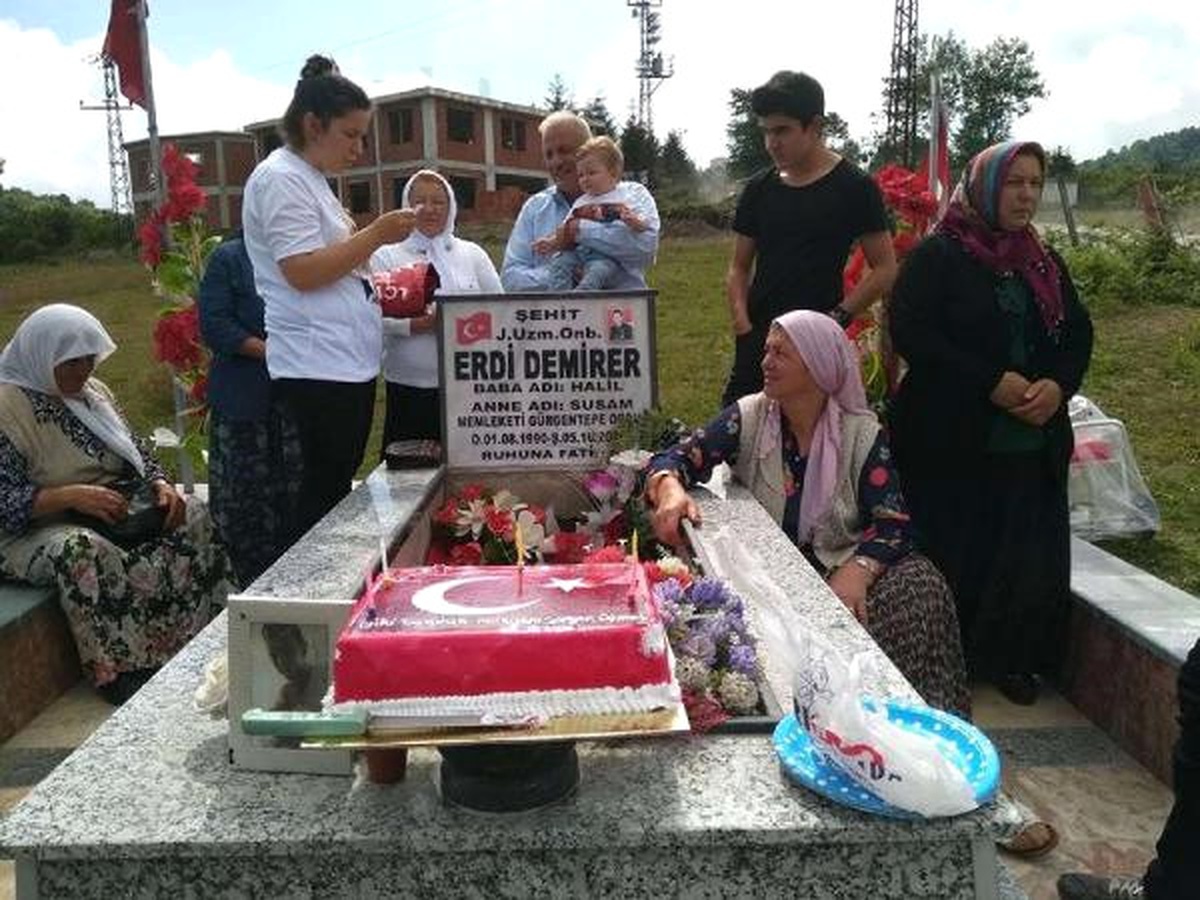 Şehidin Mezarında Yürek Yakan Doğum Günü