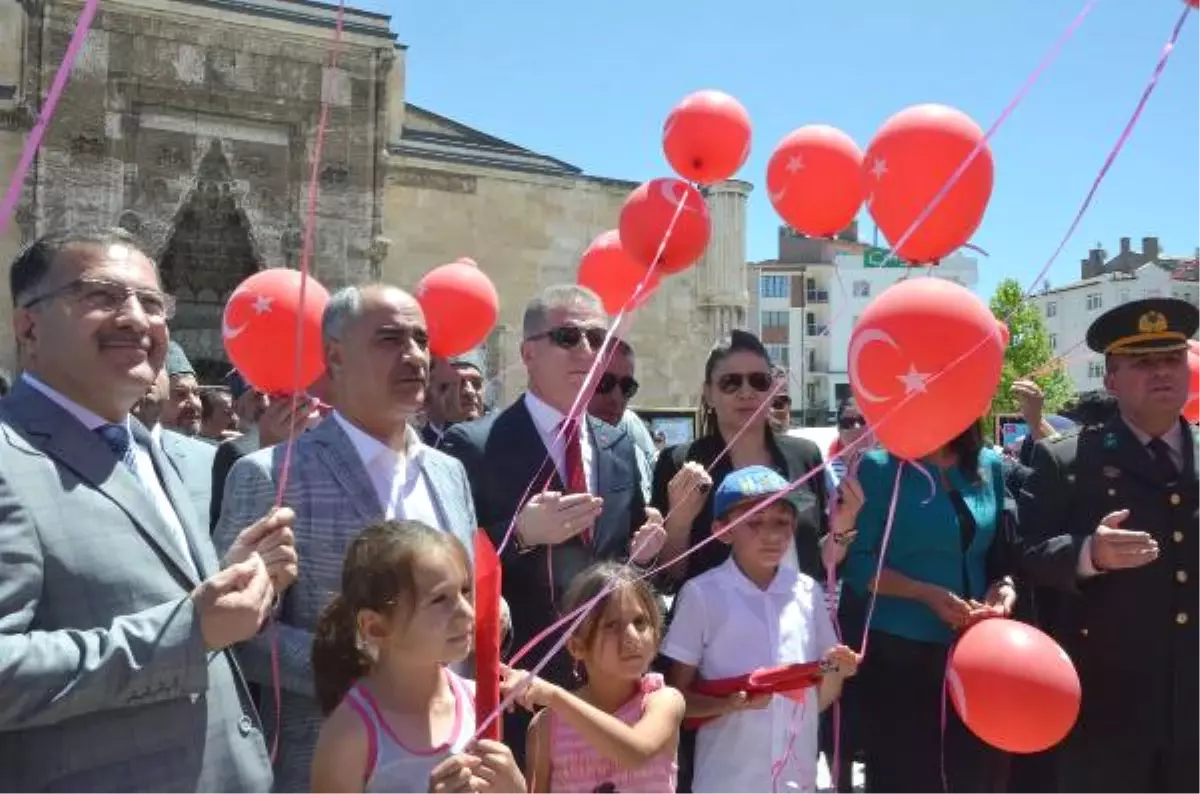 Şehitler İçin Gökyüzüne 249 Balon Bıraktılar