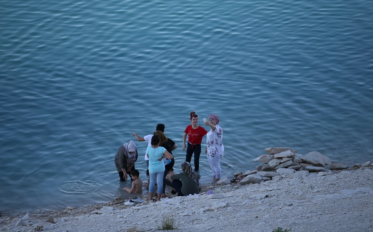 Sıcaktan Bunalanlar Atatürk Barajı\'na Akın Etti