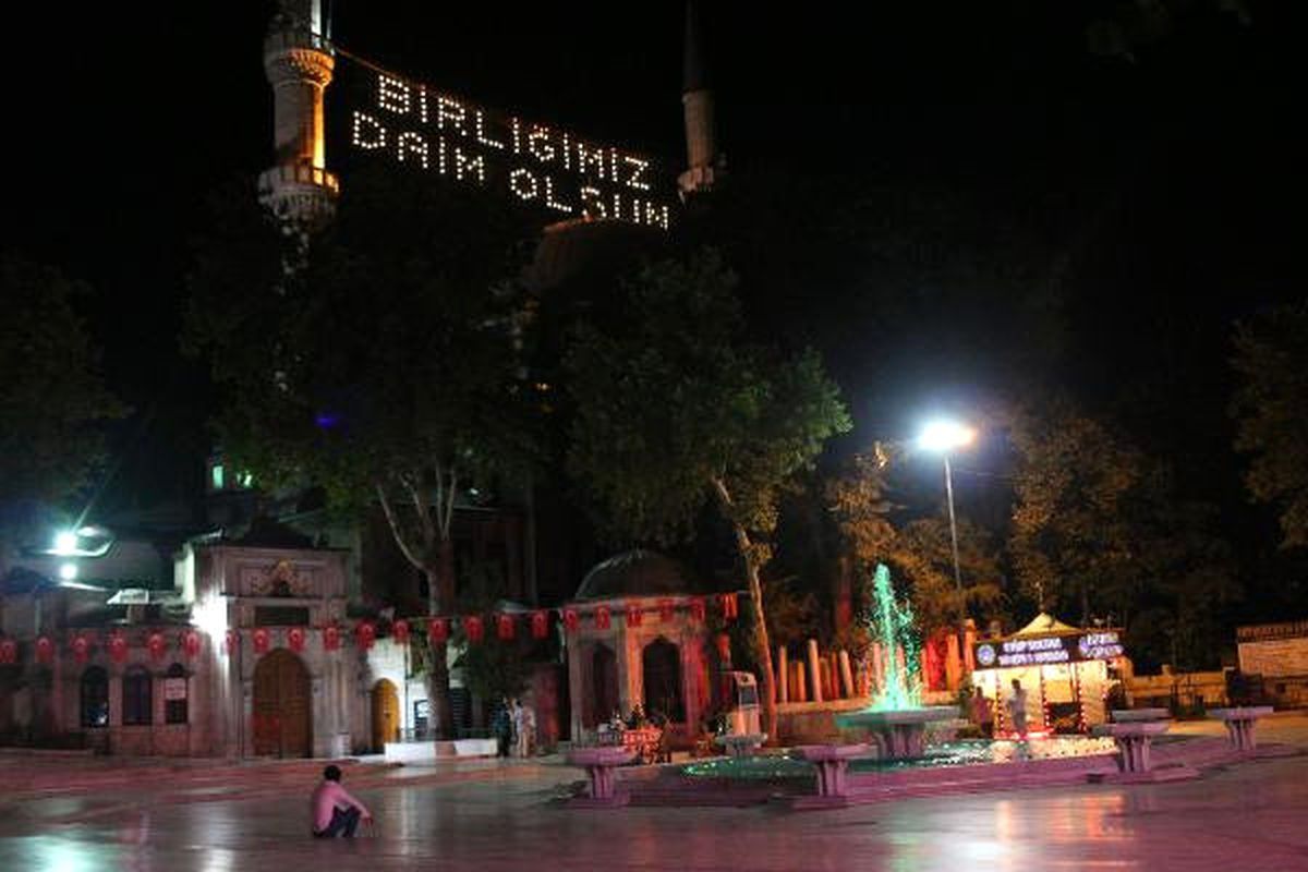 Tarihi Camiilerde Mahyalı Mesaj