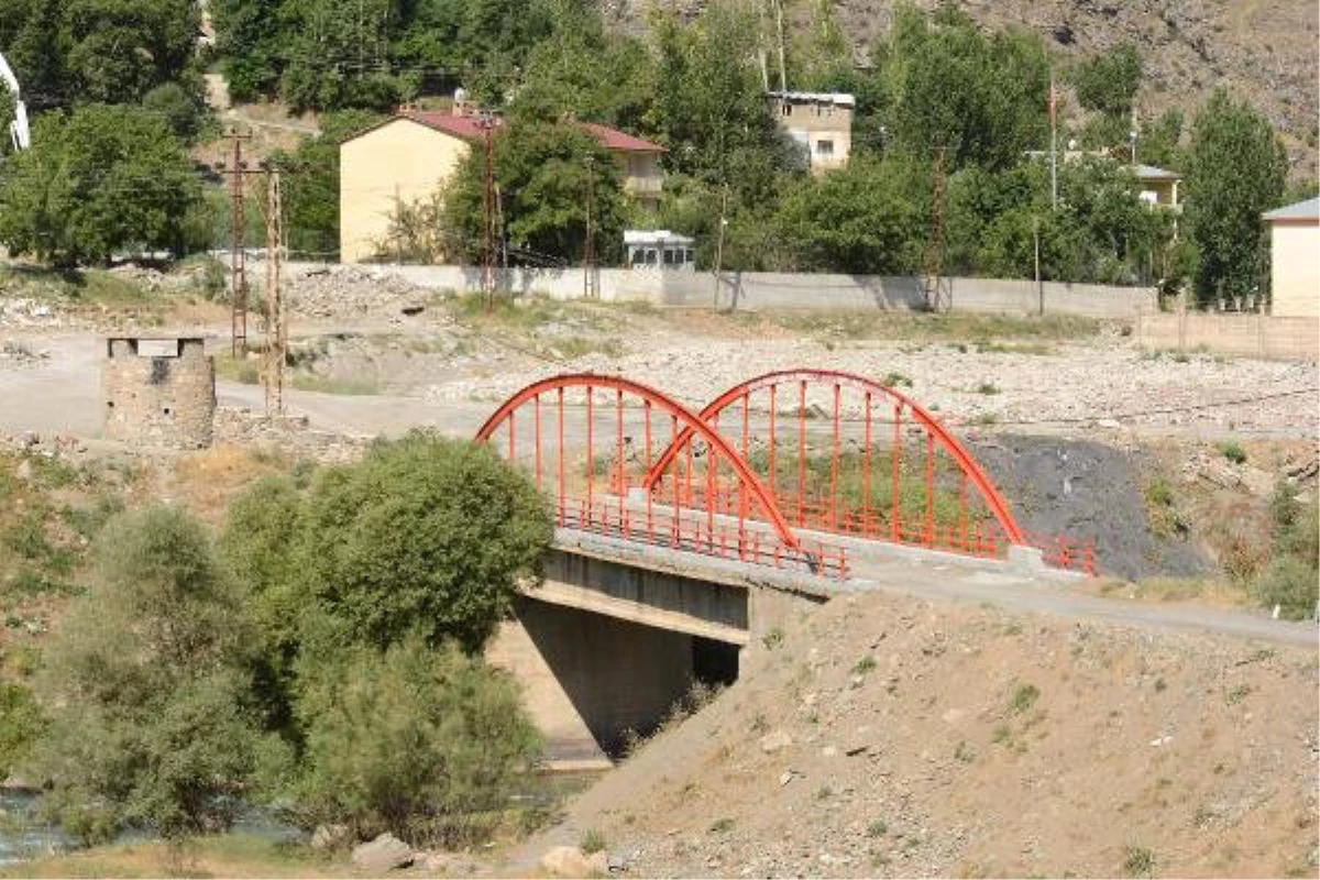 Teröristlerin Kullandığı Köprüyü Yıkıp Vatandaşa 5 Köprü Yaptı