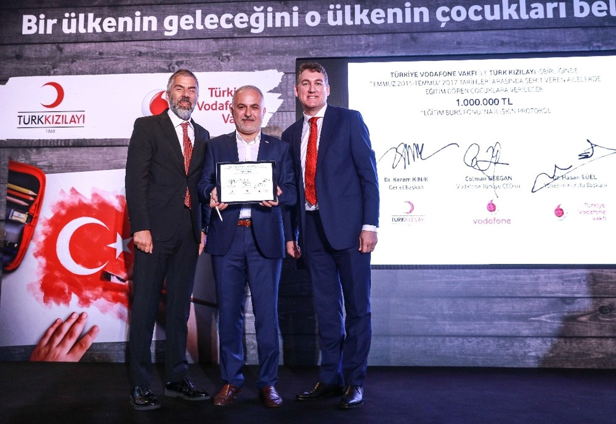Türkiye Vodafone Vakfı ve Türk Kızılayı\'ndan Şehit Ailelerine Destek