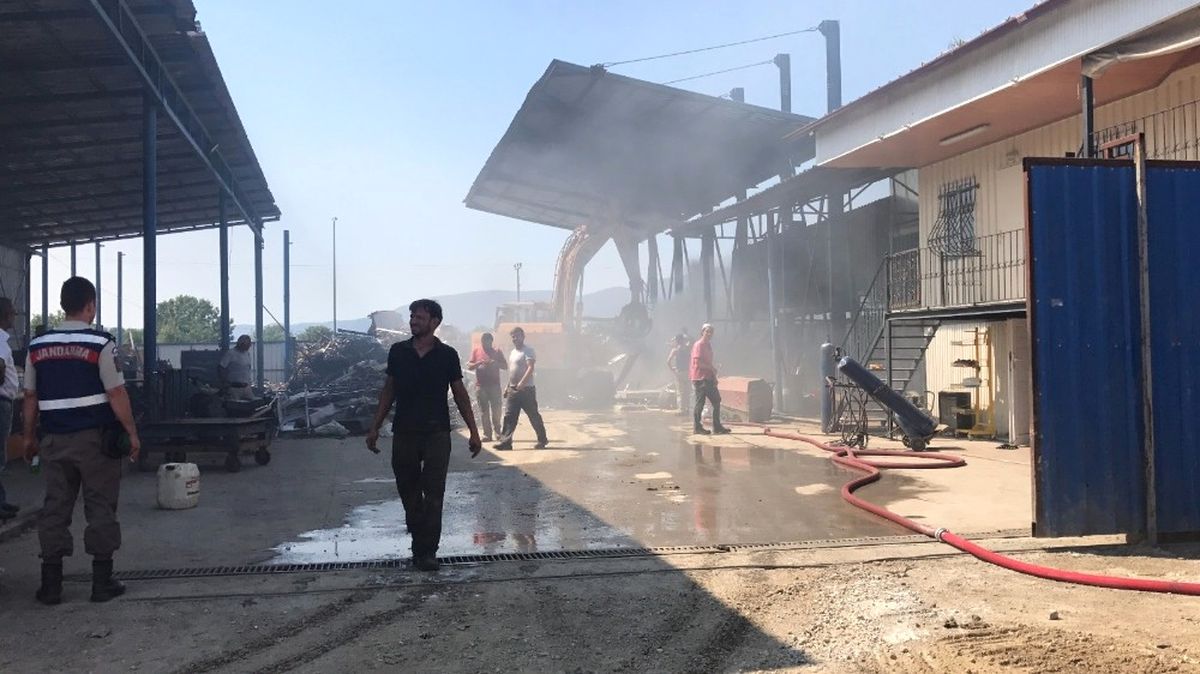 Yangını İş Makinası ve İtfaiye Söndürdü