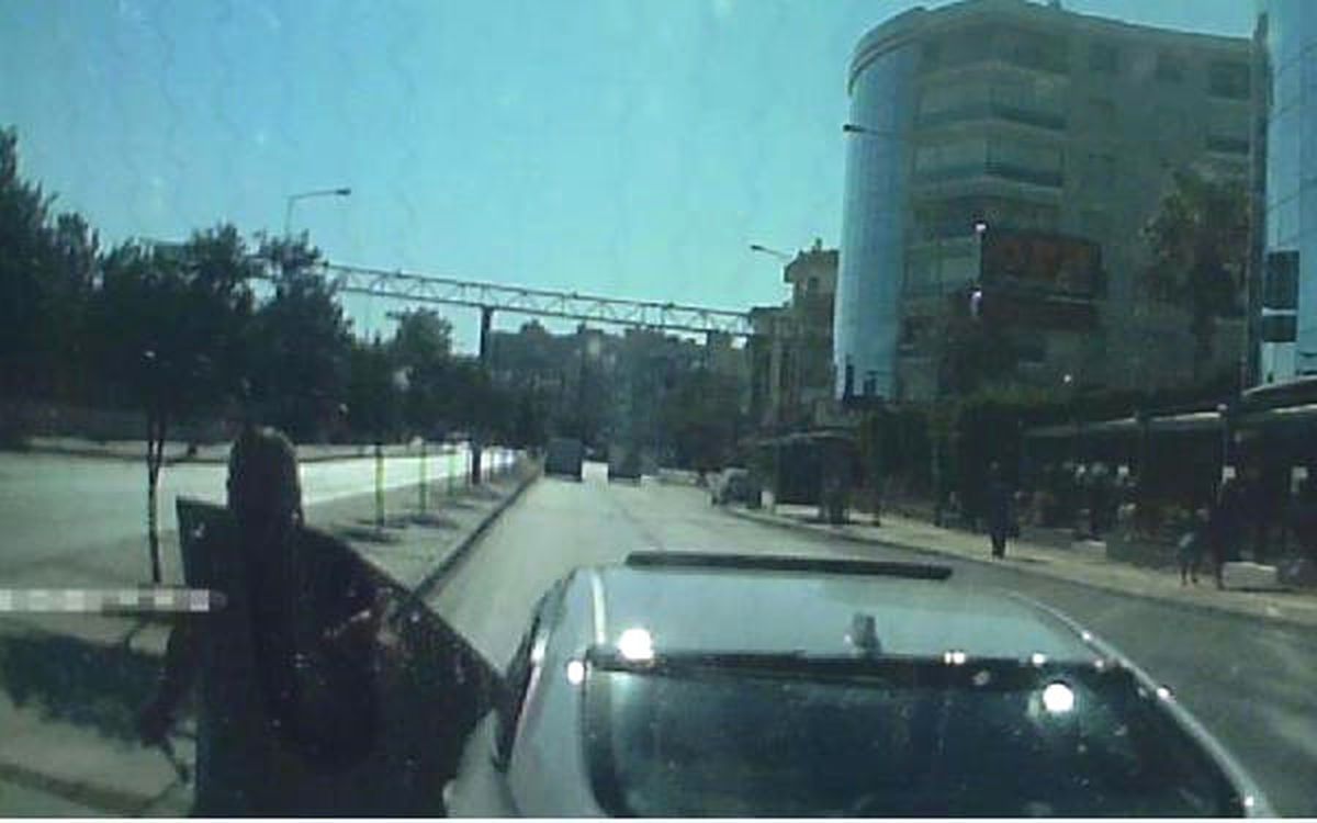 Yol İsteyen Ambulans Şoförüne Önce Tepki Gösterdi, Sonra Yol Verdi