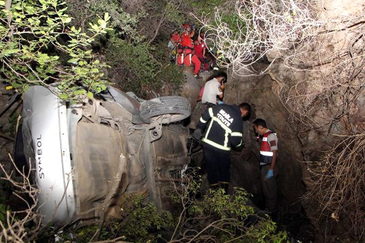100 Metreden Uçtu, Cesedi Ezilen Otomobilden 3 Saatte Çıkarıldı