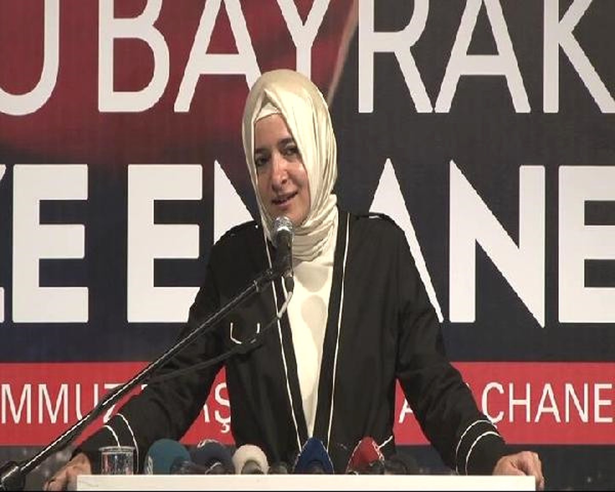 15 Temmuz Gecesi Cumhurbaşkanına Teslim Edilmek Üzere 41 Şehit Yakını ve Gaziye Türk Bayrağı Verildi