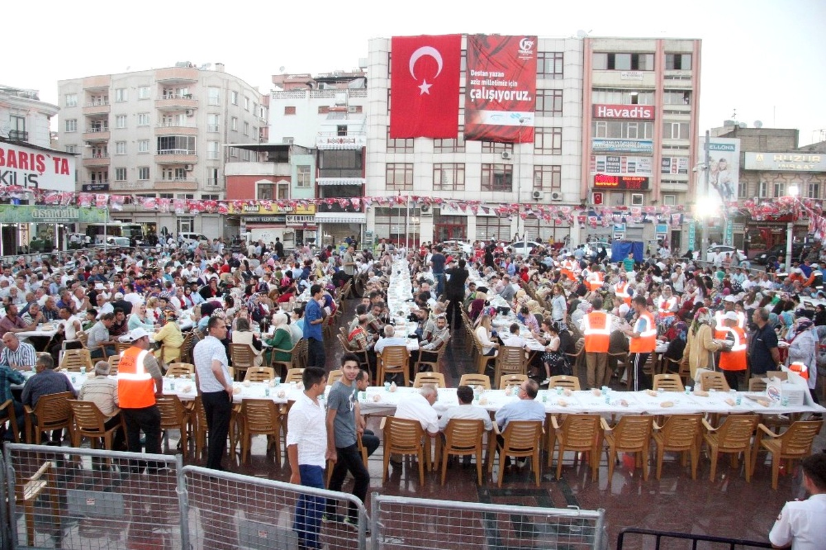 15 Temmuz\'un Yıl Dönümünde Şehit Ailelerine Yemek Verildi