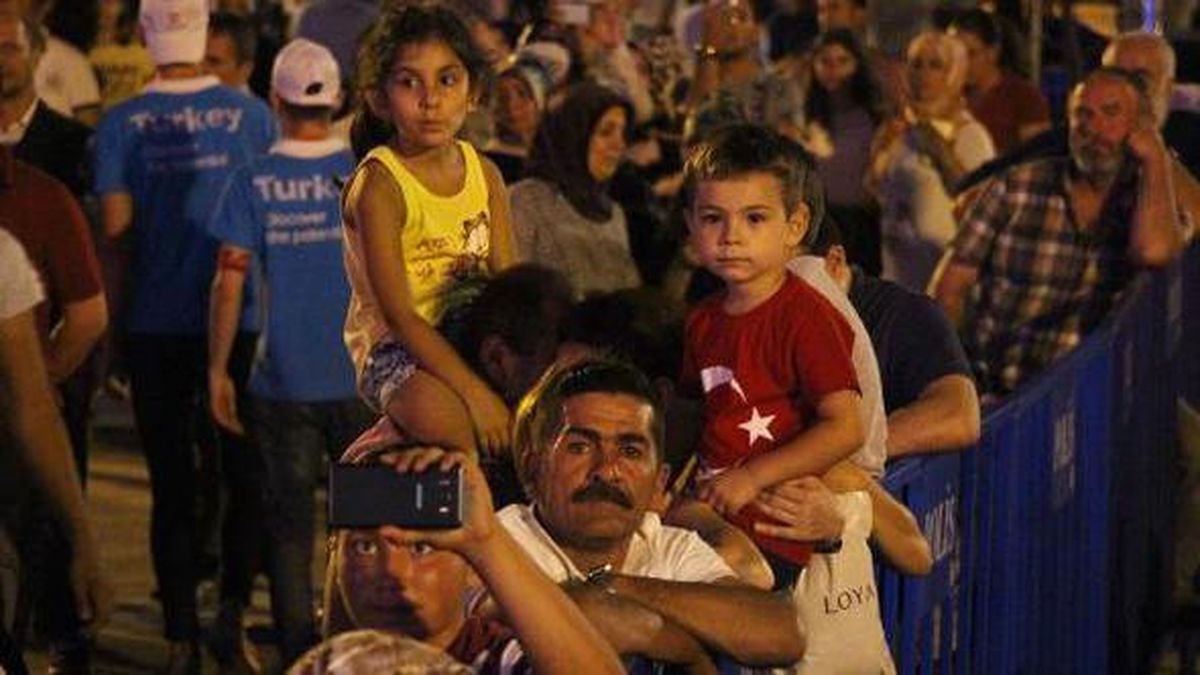 Adapazarı\'nda Demokrasi Nöbeti\'ne Devam Edildi