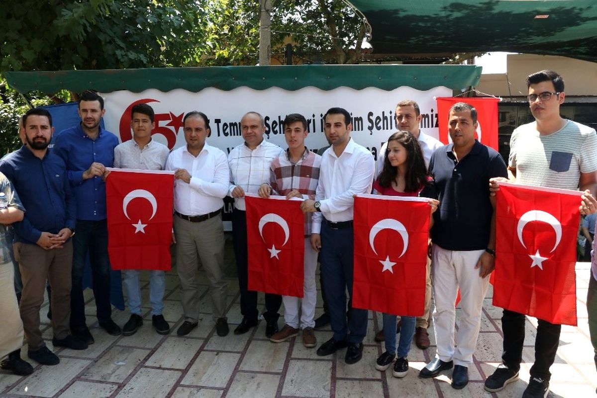 AK Parti\'li Gençler Emanet Aldıkları Türk Bayraklarıyla Uğurlandılar