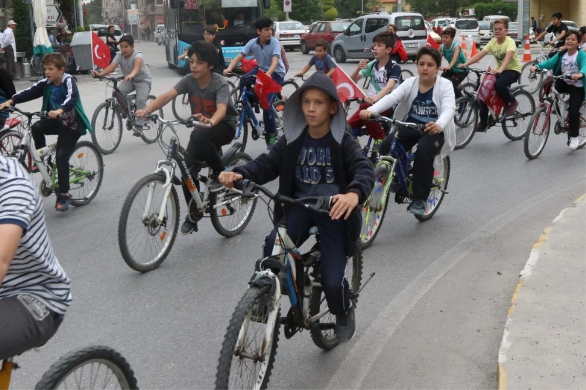 Akhisarlı Bisikletçiler Pedallarını 15 Temmuz İçin Çevirecek