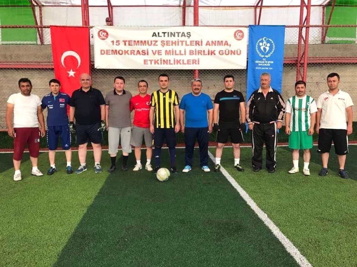 Altıntaş\'ta 15 Temmuz Kahramanları İçin Halı Saha Maçı