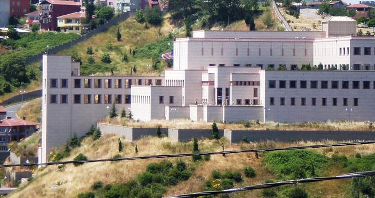 Amerika\'ya Gitme Hayaliyle Başkonsolosluk Bahçesine Atladı