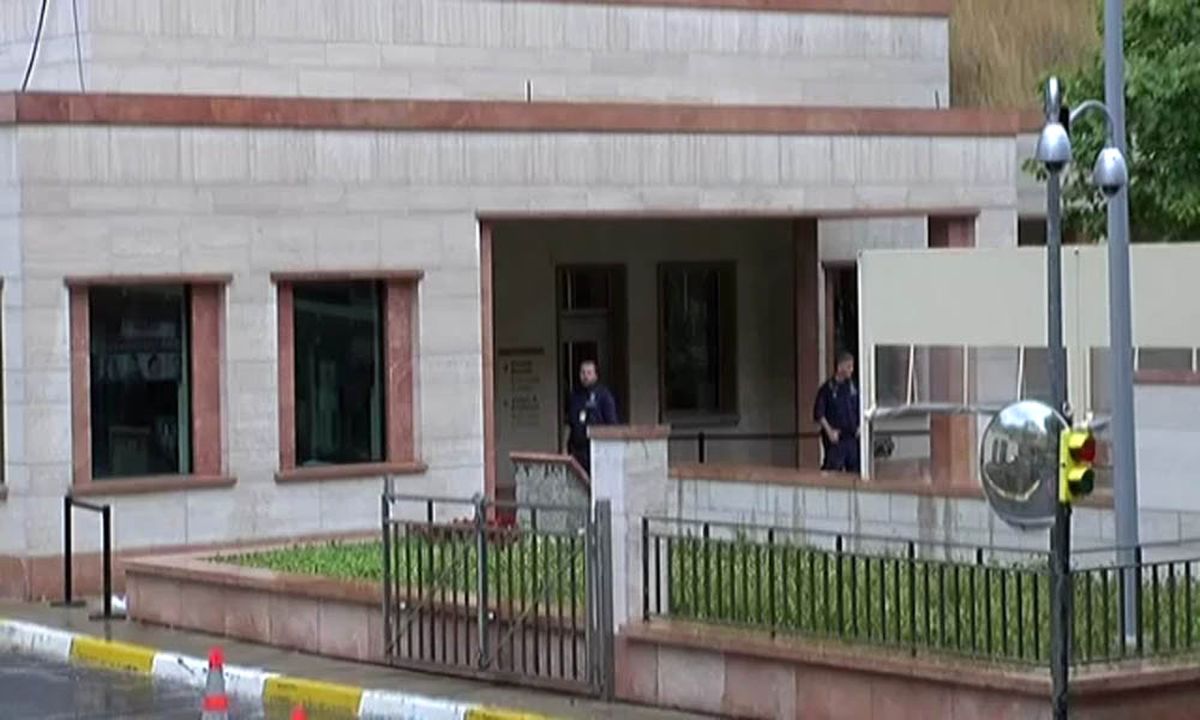 Amerika\'ya Gitme Hayaliyle Başkonsolosluk Bahçesine Atladı