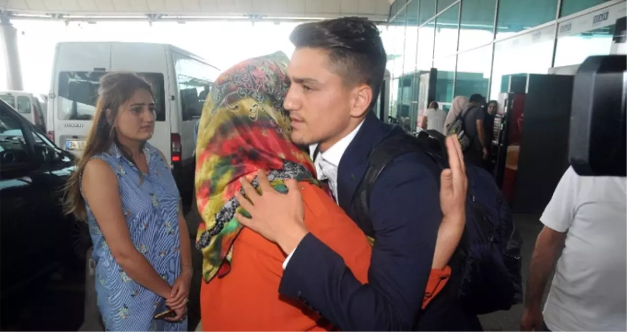 Annesinin Ağlayarak Uğurladığı Başakşehirli Futbolcu Cengiz Ünder, Roma\'ya Gitti