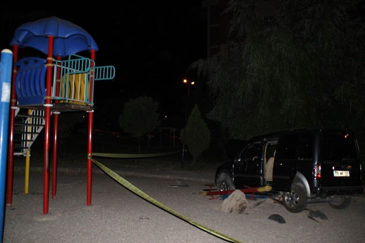 Babasının Aracını Kaçırdı, Oyun Parkına Daldı: 1\'i Ağır 2 Yaralı