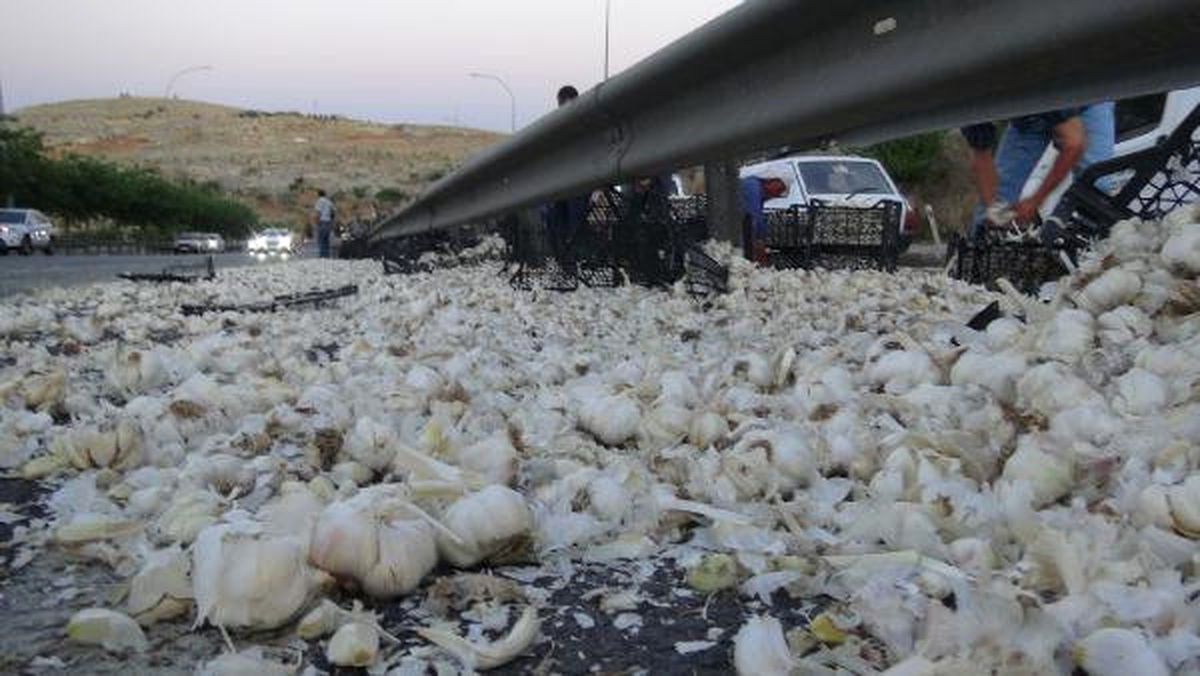 Bariyerlere Çarpan Tır\'daki 23 Ton Sarımsak Yola Saçıldı