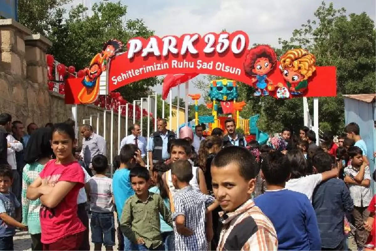 Başkale\'de 15 Temmuz Şehitleri Anısına Çocuk Parkı Açıldı