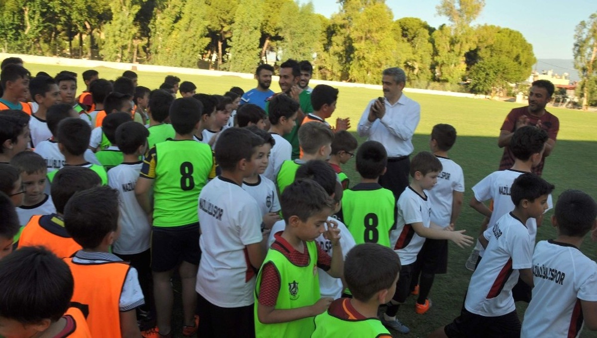 Başkan Alıcık, Yaz Okulu Futbol Kursu Öğrencilerini İzledi