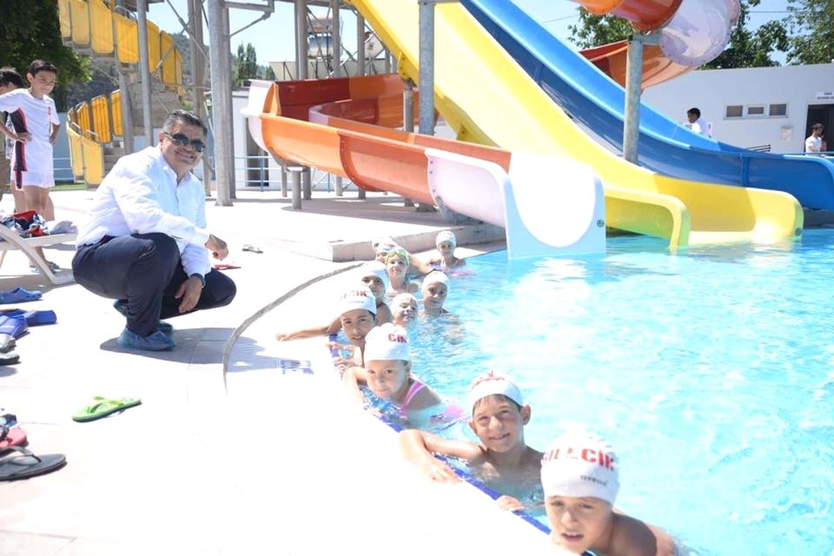 Başkan Yağcı, Su Eğlence Dünyası\'nda Çocuklarla Bir Araya Geldi