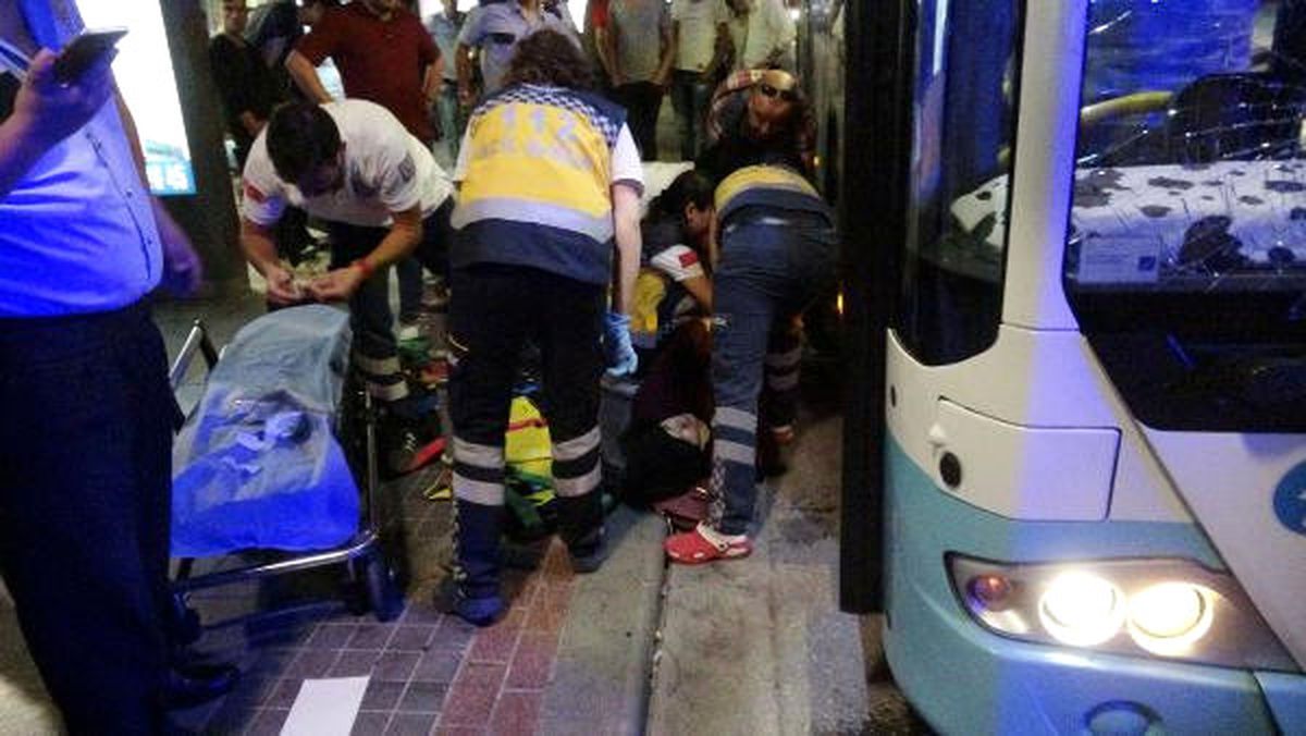 Belediye Otobüsü Yolculara Çarptı: 5 Yaralı
