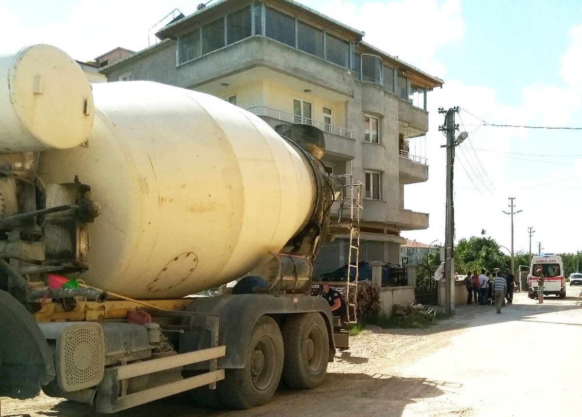 Beton Mikserinin Kopardığı Kabloya Takılan Kadın Yaralandı