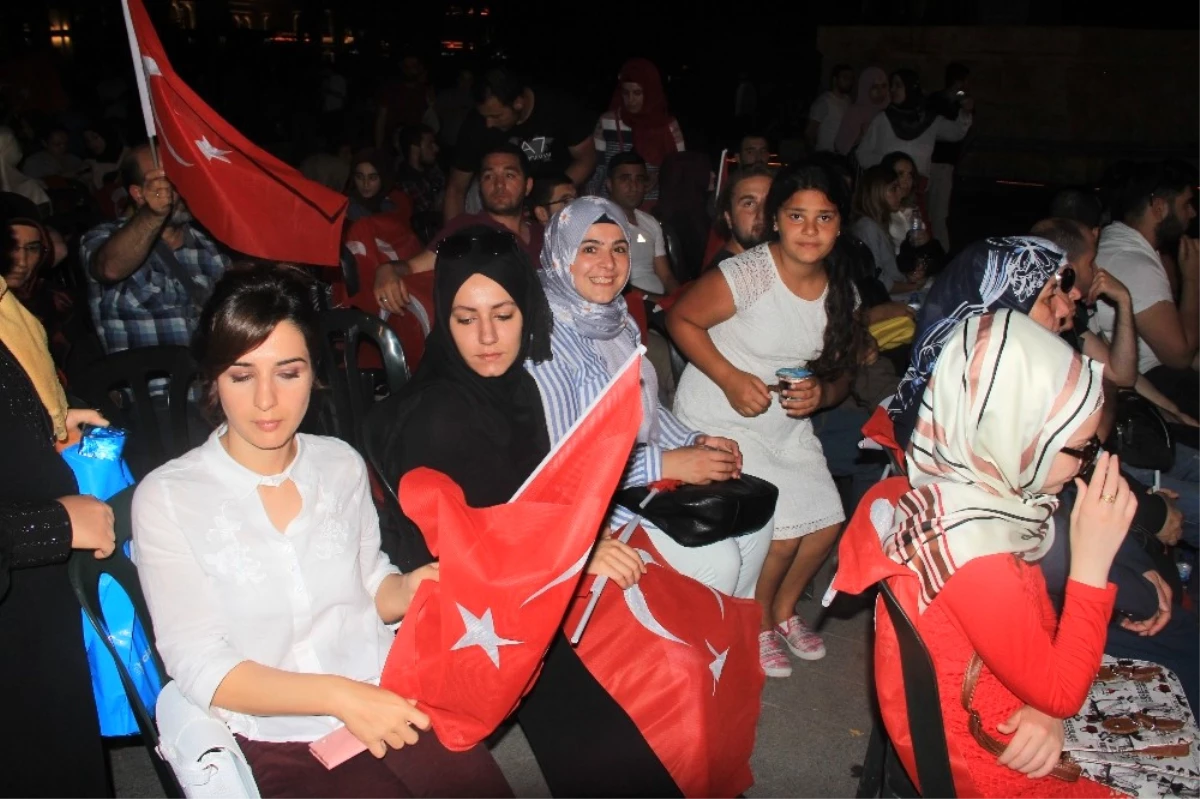 Cumhurbaşkanı Erdoğan\'a Teslim Edilecek Türk Bayrağı İstanbul\'dan Yola Çıktı