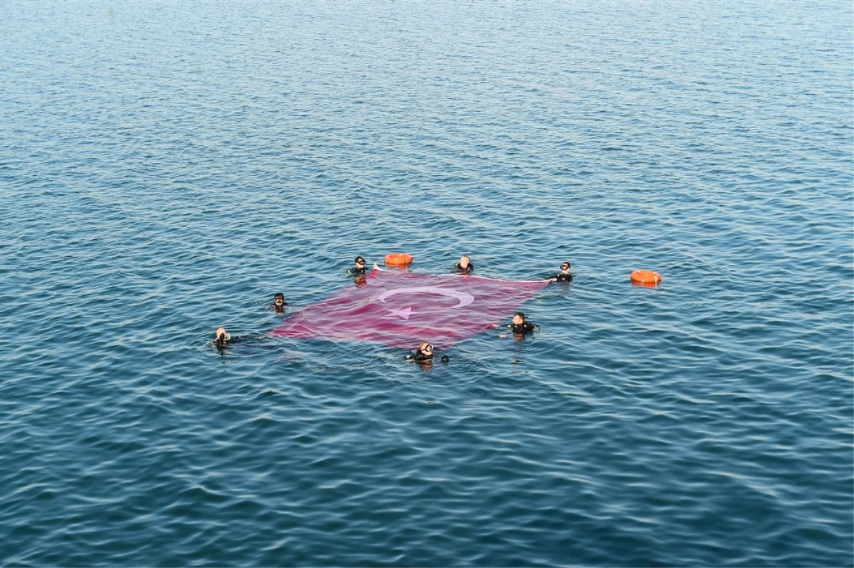 Dalgıçlar Iznik Gölü\'nde Türk Bayrağı Açtı