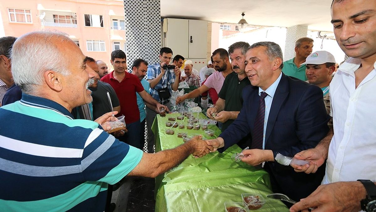 Demokrasi Şehitleri" İçin Helva Dağıtıldı