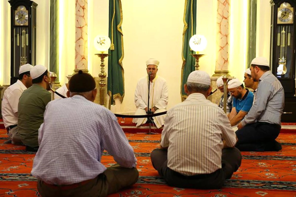 Dha İstanbul - Sultanahmet Camii\'nde 15 Temmuz Şehitleri İçin 100 Bin Hatmi Şerifin Duası