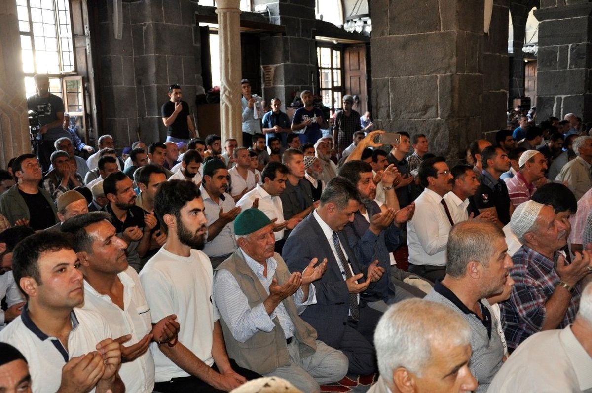 Diyarbakır\'da 15 Temmuz Şehitleri İçin 2 Bin 250 Hatim Okutuldu