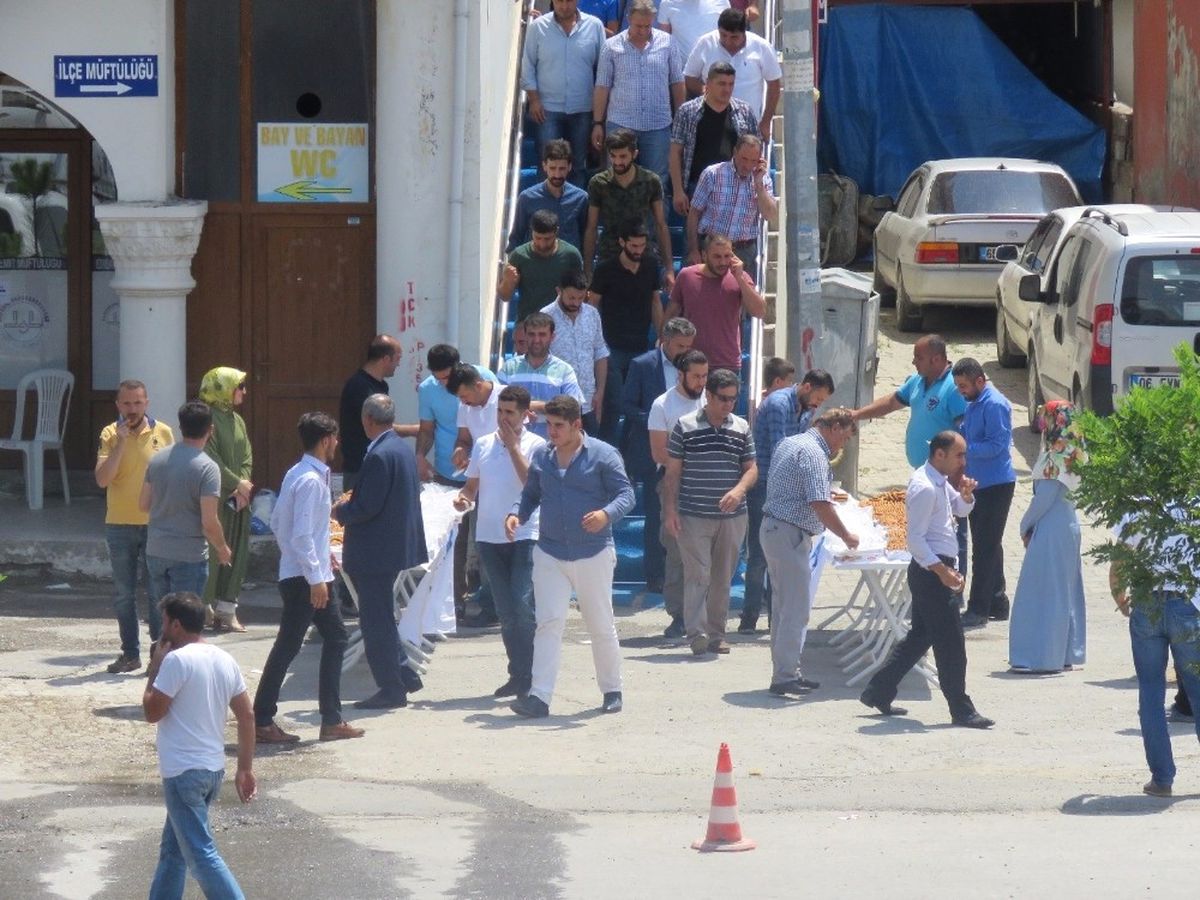 Edremit\'te Şehitler Anısına Simit ve Gül Lokumu Dağıtıldı