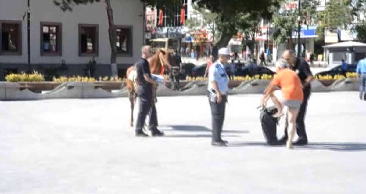 Elektrik Faturası Fazla Gelince, Valilik Önünde Soyunarak Protesto Etti
