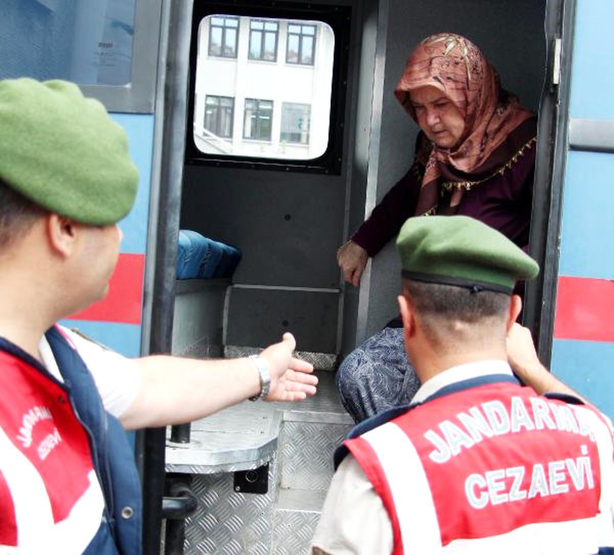 Eşini Öldürmekten Tutuklu Yargılanan Kadının İki Oğlu: Babamızı Kardeşimiz Öldürdü