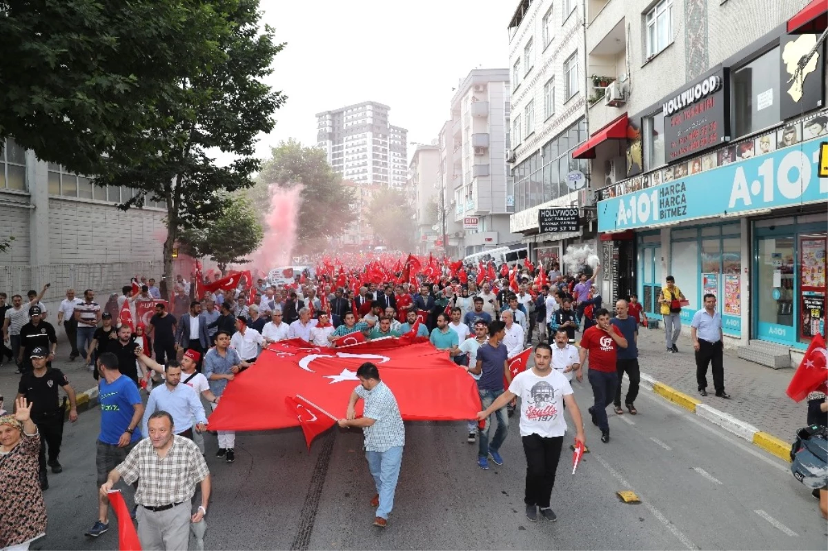 Gaziosmanpaşa\'da 15 Temmuz Yürüyüşü